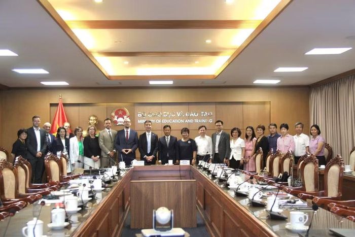 Đại biểu chụp ảnh lưu niệm tại phiên họp.