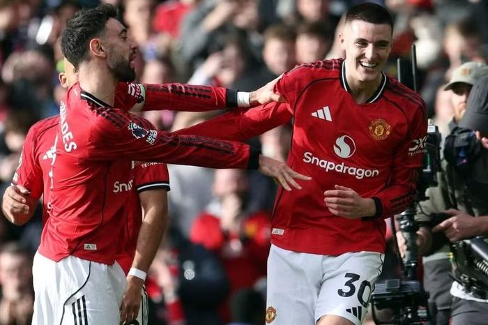 Mùa giải vừa qua, Fernandes thi đấu nổi bật với 21 kiến tạo tại Premier League, đồng thời lần thứ 5 giành giải Sir Matt Busby – Cầu thủ xuất sắc nhất mùa của Man United.