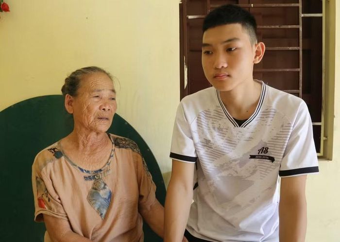 Bà ngoại của Hoàn đã già yếu, hay đau ốm.
