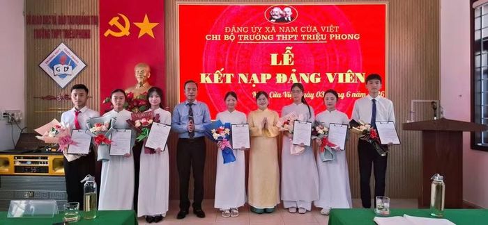 Hoàn là học sinh tiêu biểu được kết nạp Đảng khi vừa tròn 18 tuổi.