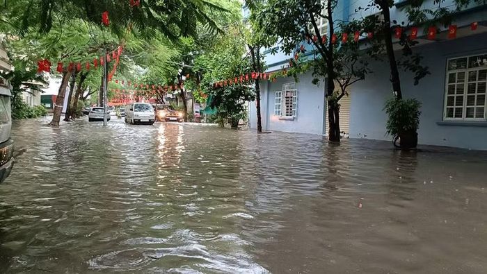 Đường phố Hải Phòng lụt cục bộ sau cơn mưa rào kéo dài.