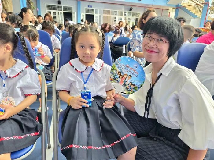Cô Vân Hồng bên các "tân binh" mới vào lớp 1 năm học 2026-2027.