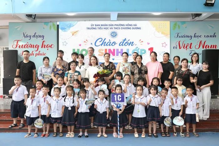 Cha mẹ, thầy cô luôn đồng hành cùng các em học sinh.