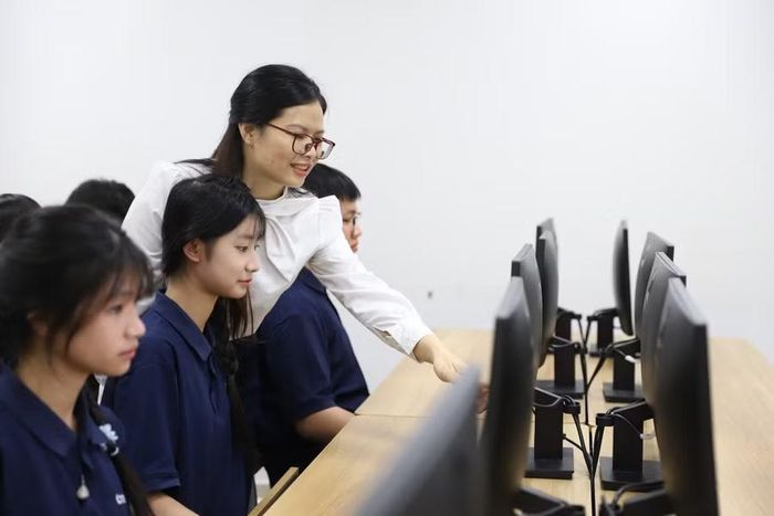 Cô trò Trường Tiểu học-THCS-THPT Hồng Đức (Hưng Yên).