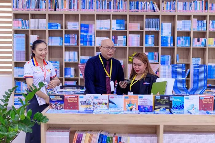 Kiểm tra trung tâm học liệu trường.