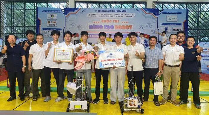 Lần đầu tham gia cuộc thi, sản phẩm robot của học sinh được đánh giá cao.