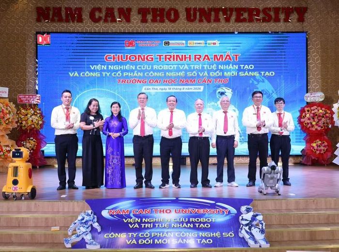 Chủ tịch UBND TP Cần Thơ, ông Trương Cảnh Tuyên (thứ 4 từ trái sang) và bà Trần Thị Huyền (thứ 3 từ trái sang) Giám đốc Sở GD&ĐT TP Cần Thơ cùng lãnh đạo Trường ĐH Nam Cần Thơ.