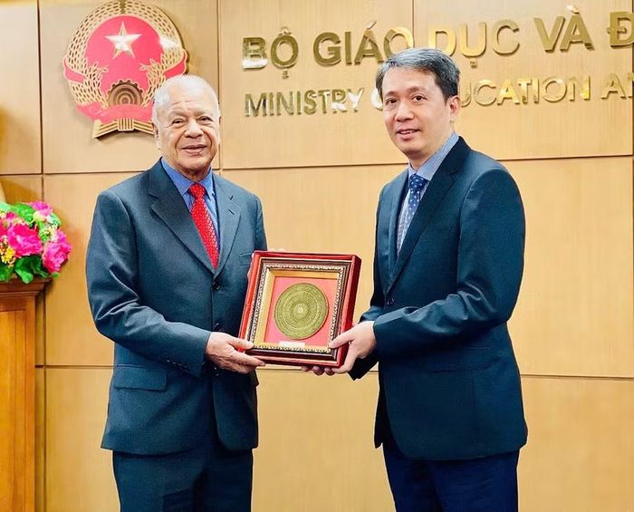 Thứ trưởng Phạm Quang Hưng và ngài Alberto Anaya Gutiérrez trao quà lưu niệm.
