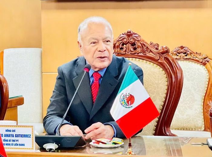 Tổng Bí thư Đảng Lao động Mexico (PT) Alberto Anaya Gutiérrez trao đổi tại buổi tiếp.