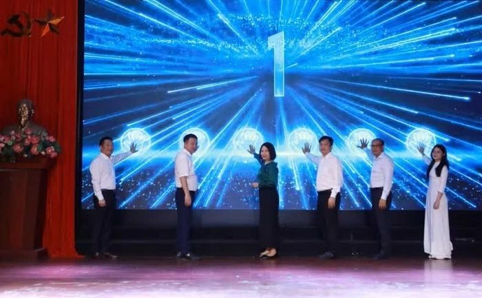 Các đại biểu thực hiện nghi thức phát động Cuộc thi. (Nguồn: Bộ GD&ĐT)