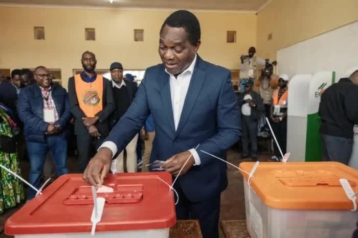 Tổng thống Zambia Hakainde Hichilema bỏ phiếu trong cuộc bầu cử tổng thống ngày 13/8 tại thủ đô Lusaka. (Nguồn: Al Jazeera)