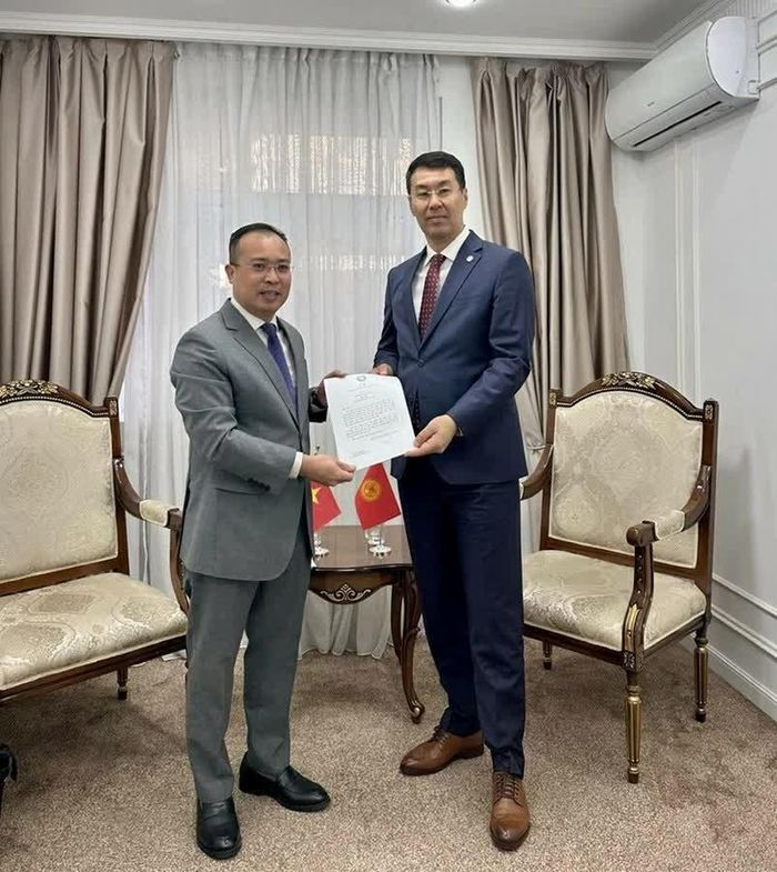 Đại sứ Nguyễn Thành Lê trình bản sao Quốc thư và làm việc với Thứ trưởng Ngoại giao Kyrgyzstan Meder Abakirov. (Nguồn: Đại sứ quán Việt Nam tại Kyrgyzstan)
