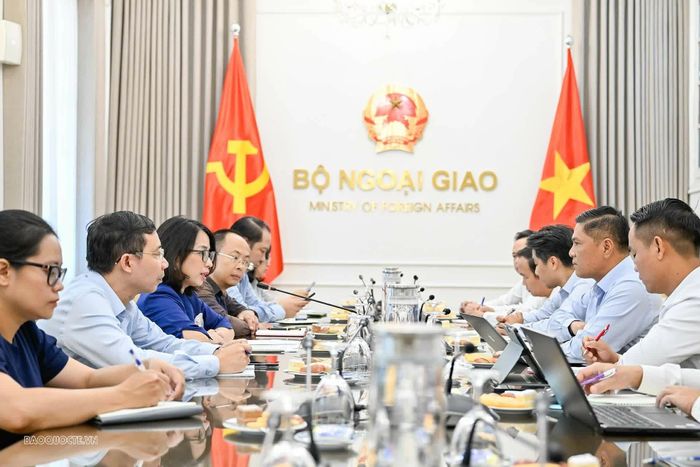 Vụ trưởng Vụ Thông tin Báo chí, Người phát ngôn Bộ Ngoại giao Việt Nam Phạm Thu Hằng bày tỏ vui mừng được đón đoàn Vụ Báo chí, Bộ Ngoại giao Lào sang thăm và trao đổi kinh nghiệm. (Ảnh: Hoàng Hồng)