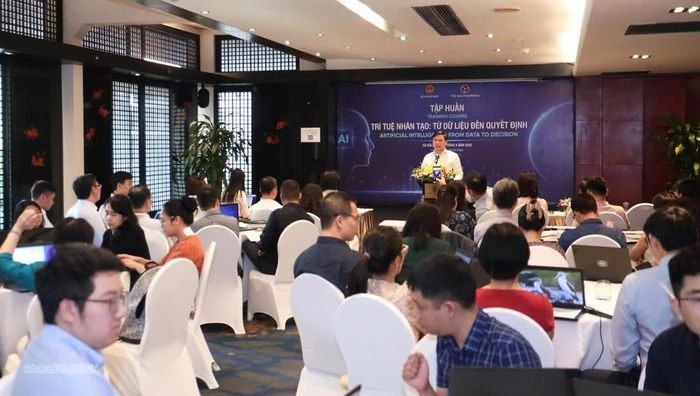 Ngày 18/8, tại Hà Nội, Cục Ngoại vụ và Ngoại giao Văn hóa, Vụ Tổ chức Cán bộ (Bộ Ngoại giao) phối hợp với Quỹ châu Á tổ chức khóa tập huấn “Trí tuệ nhân tạo: Từ dữ liệu đến quyết định”. (Ảnh: Thành Long)