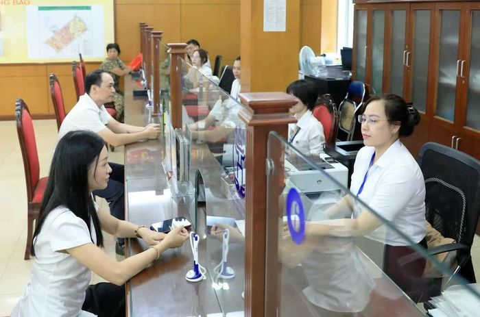 Cán bộ giải quyết thủ tục hành chính cho người dân tại Điểm phục vụ hành chính công phường Thanh Xuân, Hà Nội. (Ảnh: Đỗ Tâm)