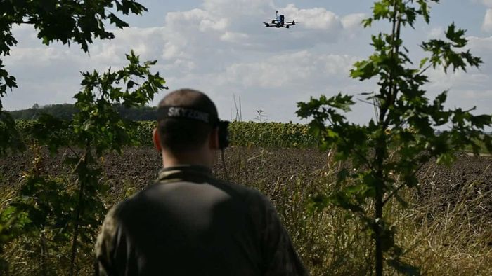Một binh sĩ Ukraine thuộc Trung đoàn Không người lái độc lập số 429 'Achilles' điều khiển UAV trong một chuyến bay huấn luyện ở miền đông Ukraine tháng 8/2025. (Nguồn: Getty Images)