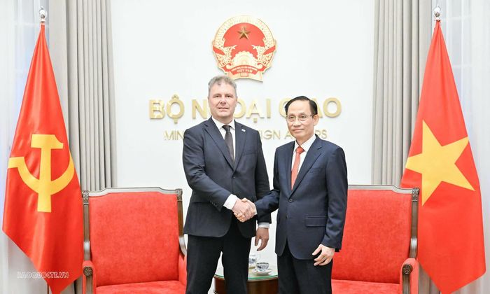 Đồng chí Lê Hoài Trung, Ủy viên Bộ Chính trị, Bí thư Đảng ủy, Bộ trưởng Ngoại giao tiếp đồng chí Roman Roun, Chủ tịch Đảng Cộng sản Czech Morava (KSCM). (Ảnh: Hoàng Hồng)