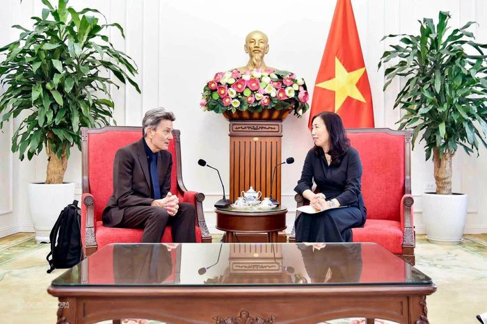 Thứ trưởng Lê Thị Thu Hằng trao đổi với Nghị sĩ Rolf Mutzenich về định hướng thúc đẩy quan hệ Đối tác chiến lược Việt Nam-Đức.