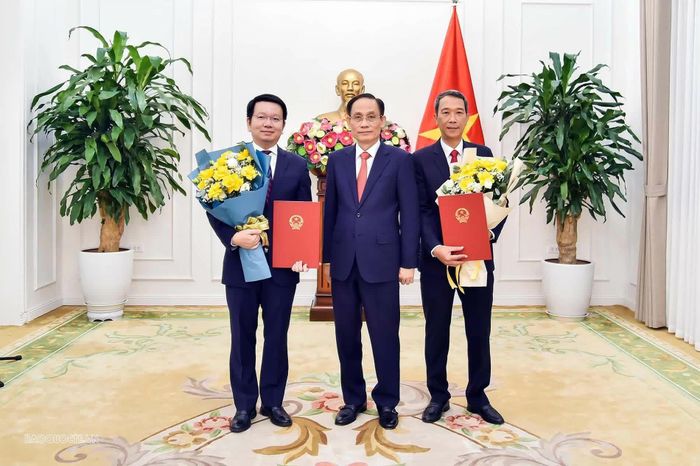 Bộ trưởng Lê Hoài Trung chụp ảnh lưu niệm cùng các đồng chí nhận quyết định bổ nhiệm.