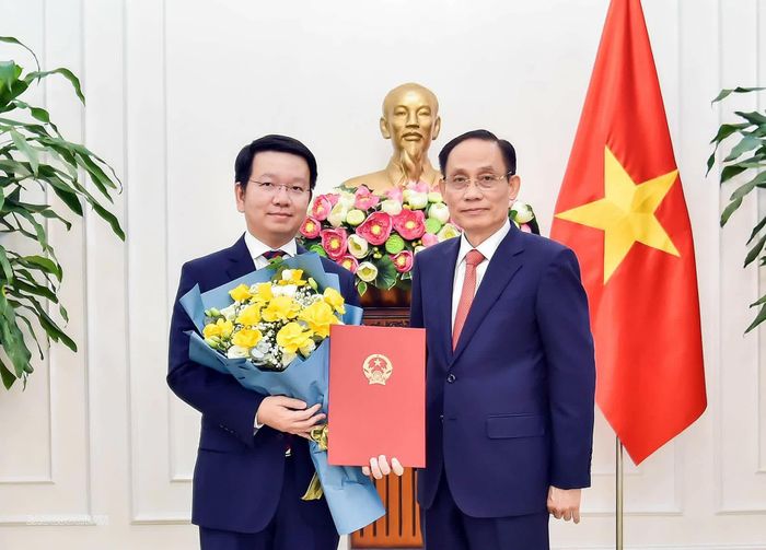 Bộ trưởng Lê Hoài Trung tặng hoa chúc mừng đồng chí Phan Hồ Thế Nam.