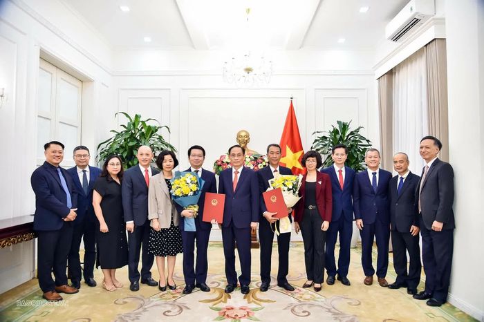 Bộ trưởng Lê Hoài Trung và đại diện lãnh đạo đơn vị chụp ảnh lưu niệm cùng các đồng chí nhận quyết định bổ nhiệm.