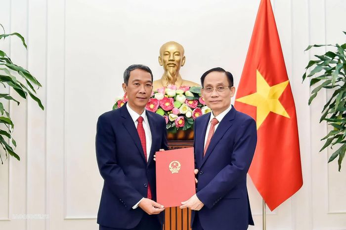 Bộ trưởng Lê Hoài Trung trao quyết định bổ nhiệm ông Nguyễn Trung Hiếu giữ chức Tổng Lãnh sự Việt Nam tại Sihanoukville, Campuchia. (Ảnh: Quang Hòa)
