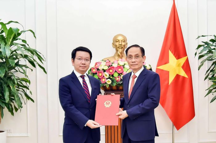  Bộ trưởng Bộ Ngoại giao Lê Hoài Trung trao quyết định bổ nhiệm đồng chí Phan Hồ Thế Nam giữ chức Thư ký Ủy viên Bộ Chính trị, Ủy viên Ban Thường vụ Đảng ủy Chính phủ, Bộ trưởng Bộ Ngoại giao. (Ảnh: Quang Hòa) 