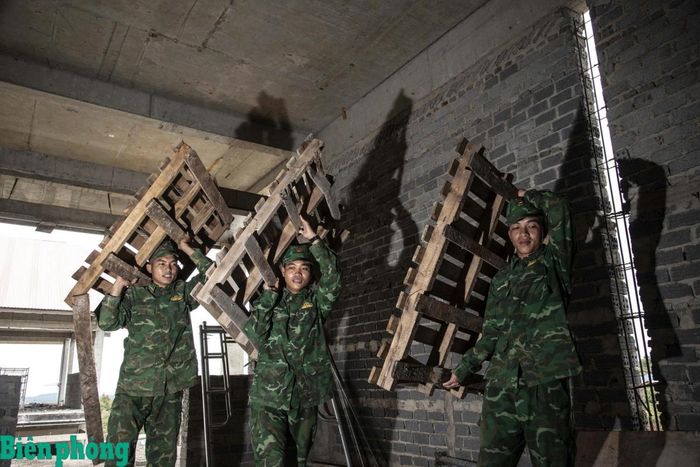Bộ đội Biên phòng tham gia dọn mặt bằng trên tầng 3 khu nhà lưu trú cho học sinh. Ảnh: Lê Chương