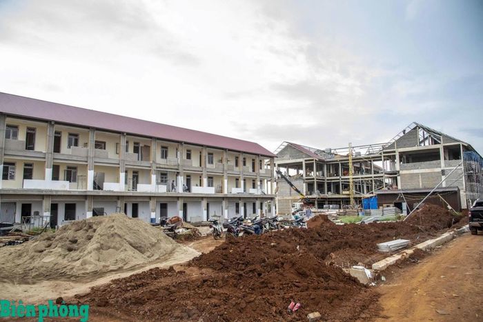 Khu nhà ăn và bếp ăn tập thể đã được hoàn thiện. Bên cạnh đó là khu nhà ở cho học sinh đang được gấp rút thi công. Ảnh: Lê Chương