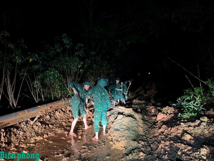 Cán bộ, chiến sĩ Đồn Biên phòng Đàm Thủy, Bộ đội Biên phòng tỉnh Cao Bằng xuyên đêm giúp dân khắc phục hậu quả sau lũ. Ảnh: Đàm Quỳnh