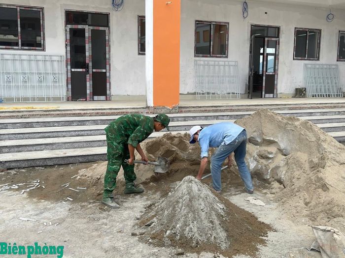 Công nhân và bộ đội phối hợp thực hiện các phần việc theo yêu cầu của chỉ huy công trường, bảo đảm tiến độ từng ngày. Ảnh: Văn Trai
