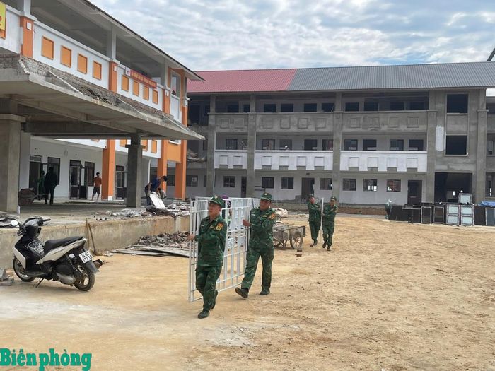 Từng hạng mục đang dần hoàn thiện, tạo diện mạo khang trang cho ngôi trường nội trú liên cấp nơi biên giới Pha Long. Ảnh: Văn Trai