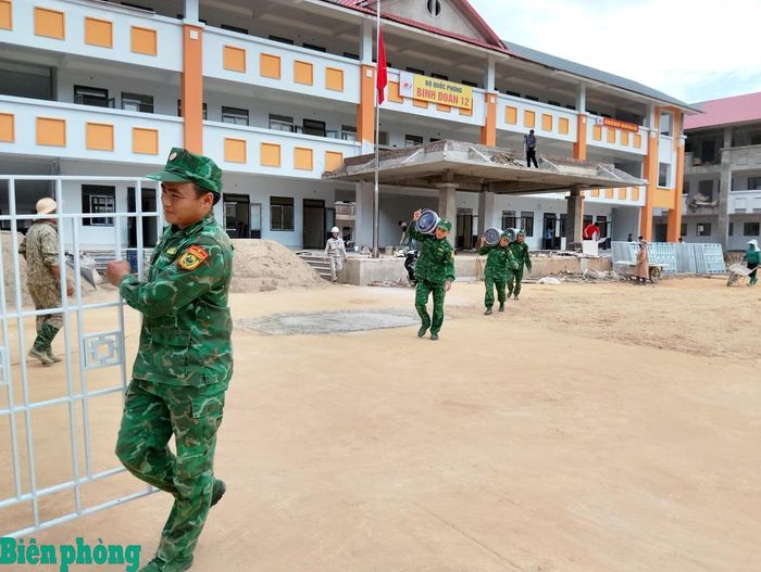 Không khí khẩn trương trên công trường thi công Trường phổ thông nội trú liên cấp Tiểu học và Trung học cơ sở Pha Long. Ảnh: Văn Trai