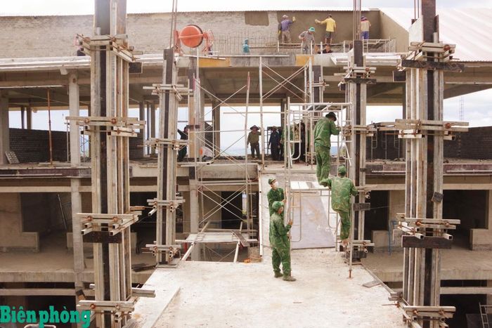 Khối nhà nội trú cho học sinh Trường phổ thông nội trú liên cấp Tiểu học và Trung học cơ sở Thuận An đang được đẩy nhanh tiến độ thi công. Ảnh: Văn Hoàn