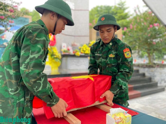 Chiến sĩ Trung tâm Huấn luyện Bộ đội Biên phòng tham gia tìm kiếm, quy tập và xác định danh tính hài cốt liệt sĩ tại xã Tam Dương Bắc, tỉnh Phú Thọ. Ảnh: Nguyễn Hào