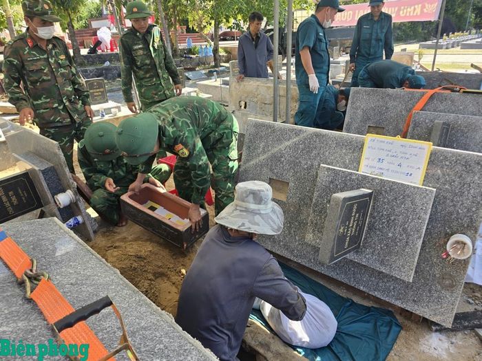 Cán bộ, chiến sĩ Đồn Biên phòng cửa khẩu cảng Sa Kỳ, Bộ đội Biên phòng tỉnh Quảng Ngãi thực hiện khai quật, lấy mẫu sinh phẩm phục vụ xác định danh tính hài cốt liệt sĩ tại Nghĩa trang liệt sĩ xã Tịnh Khê, tỉnh Quảng Ngãi. Ảnh: Nguyễn Minh