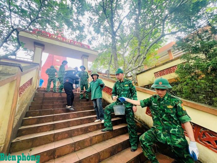 Cán bộ, chiến sĩ Đồn Biên phòng Bình Nghi, Bộ đội Biên phòng tỉnh Lạng Sơn cùng nhân dân xã Kháng Chiến vận chuyển vật liệu, thực hiện một số phần việc phục vụ công tác xác định danh tính liệt sĩ tại Nghĩa trang liệt sĩ thôn Bản Trại, xã Kháng Chiến, tỉnh Lạng Sơn. Ảnh: A Phủ