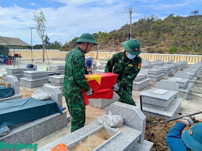 Cán bộ, chiến sĩ Bộ đội Biên phòng tỉnh Gia Lai tham gia khai quật phục vụ xác định danh tính hài cốt liệt sĩ trên địa bàn tỉnh Gia Lai. Ảnh: Nguyễn Hiếu