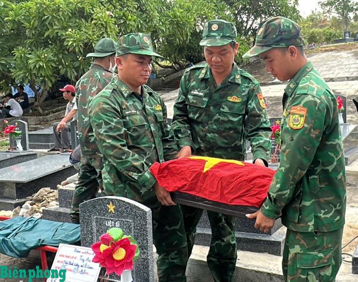 Cán bộ, chiến sĩ Đồn Biên phòng An Hải, Bộ đội Biên phòng tỉnh Đắk Lắk tham gia khai quật, lấy mẫu sinh phẩm phục vụ xác định danh tính hài cốt liệt sĩ tại Nghĩa trang liệt sĩ Tuy An, xã Ô Loan, tỉnh Đắk Lắk. Ảnh: Văn Thịnh