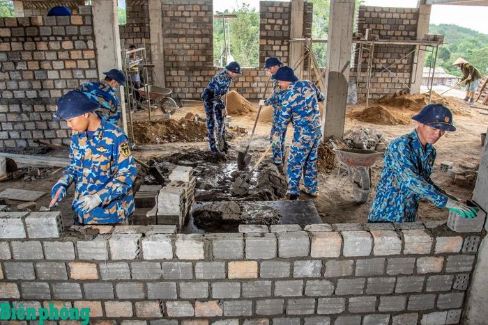 Vùng 3 Hải quân và Lữ đoàn Tăng thiết giáp cử các cán bộ đã đào tạo qua công binh, chuyên về xây dựng tham gia thi công. Ảnh: Lê Văn Chương