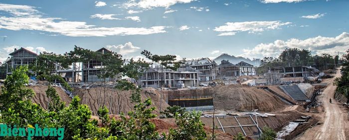 Các đơn vị tổ chức thi công cả ngày lẫn đêm để kịp tiến độ. Ảnh: Lê Văn Chương