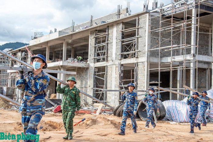 Không khí lao động khẩn trương giữa nắng lửa công trường. Ảnh: Lê Văn Chương
