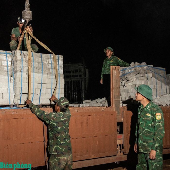 Cán bộ, chiến sĩ tranh thủ chuẩn bị vật liệu phục vụ thi công sáng hôm sau. Ảnh: Lê Văn Chương