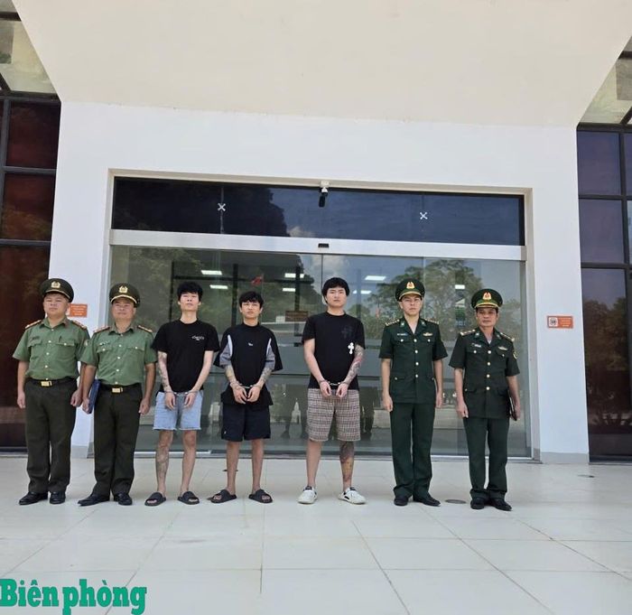 Công dân Trung Quốc nhập cảnh trái phép vào Việt Nam bị Đồn Biên phòng Pác Bó, Bộ đội Biên phòng tỉnh Cao Bằng phát hiện, bắt giữ. Ảnh: Huy Dương