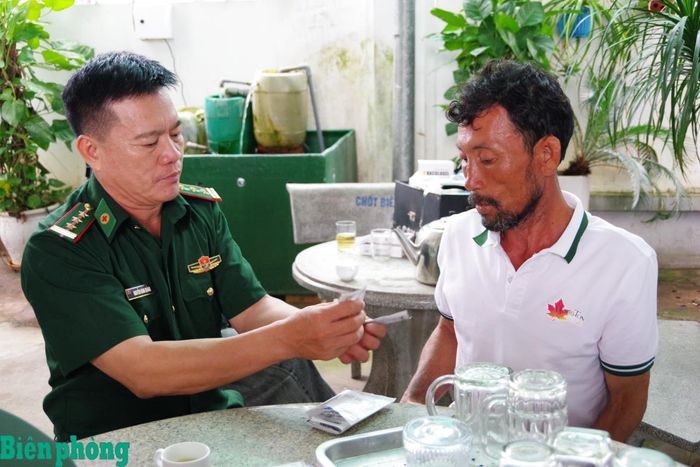 Quân y Ban Chỉ huy Biên phòng cửa khẩu cảng Bà Rịa - Vũng Tàu, Bộ đội Biên phòng thành phố Hồ Chí Minh chăm sóc y tế cho ngư dân Trương Văn Chung. Ảnh: Quang Anh