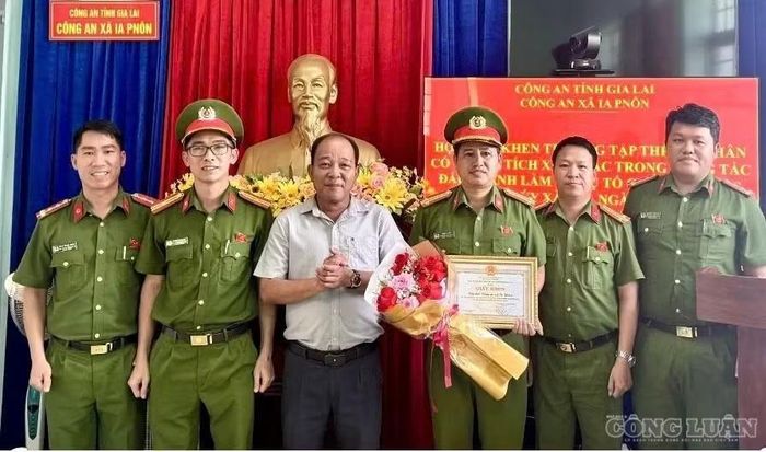 Trước đó, ông Nguyễn Huệ - Chủ tịch UBND xã Ia Pnôn - cũng đã tặng Giấy khen, thưởng nóng cho lực lượng Công an xã trong vụ bắt giữ 3 đối tượng về hành vi tổ chức sử dụng trái phép chất ma túy