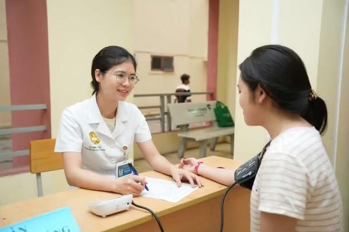 Bác sĩ Tâm khám cho bệnh nhân. Ảnh: Nhân vật cung cấp