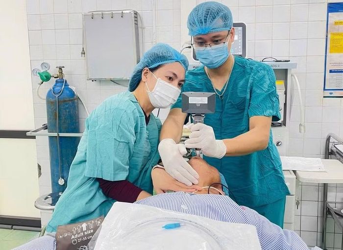 Bác sĩ Bệnh viện Đa khoa khu vực Quảng Ninh sử dụng hệ thống nội soi thanh quản gắn camera A-LRYNGO trong khám và điều trị cho người bệnh.