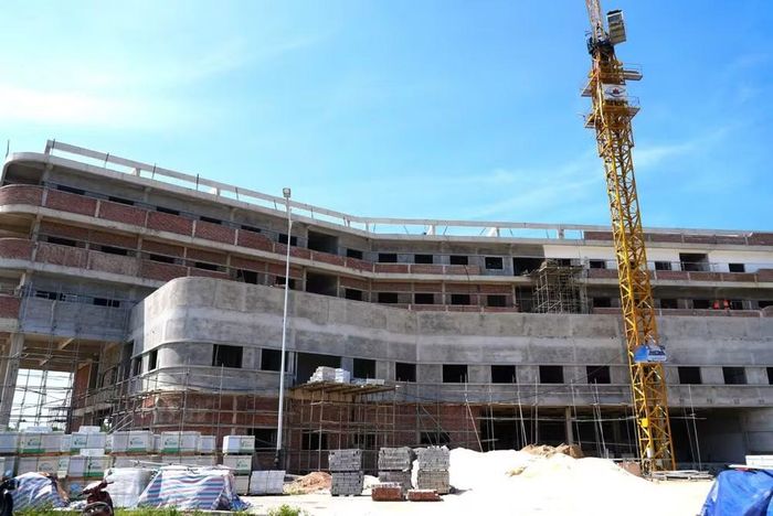 Khối nhà chính Bệnh viện Đa khoa khu vực Quảng Ninh (cơ sở 2) đang được khẩn trương hoàn thiện, sẵn sàng đưa vào hoạt động.