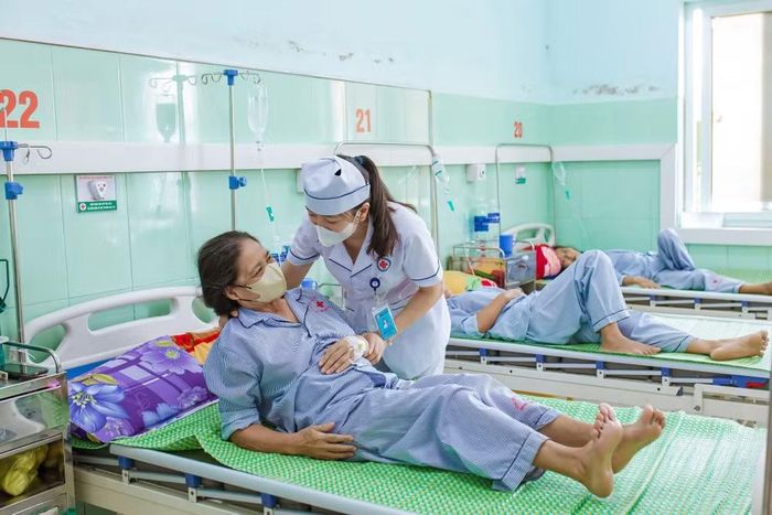 Đội ngũ y, bác sĩ Bệnh viện Đa khoa khu vực Quảng Ninh tận tình chăm sóc người bệnh, hướng tới nâng cao chất lượng dịch vụ y tế.